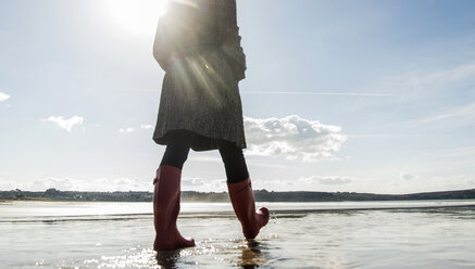 Frankreich, Bretagne, Finistere, Halbinsel Crozon, Frau beim Spaziergang am Strand - UUF006680