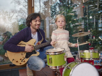 Vater und Tochter musizieren an Heiligabend - RHF001359