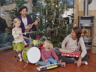 Vater und Töchter musizieren an Heiligabend - RHF001360