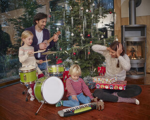 Vater und Töchter musizieren an Heiligabend - RHF001361