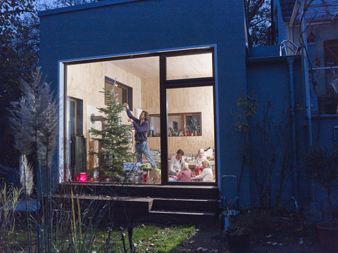 Die Familie feiert Weihnachten zu Hause, lizenzfreies Stockfoto