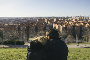 Spanien, Madrid, Rückenansicht eines jungen verliebten Paares auf einem Hügel mit Blick auf die Stadt - ABZF000249