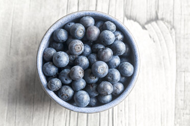 Schale mit Blaubeeren auf Holz - SARF002620