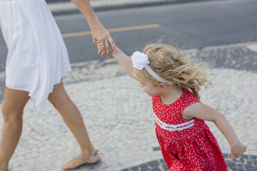 Mutter und Tochter gehen Hand in Hand - MAUF000253