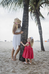 Brasil, Rio de Janeiro, mother and daughter playing on Copacabana beach - MAUF000257