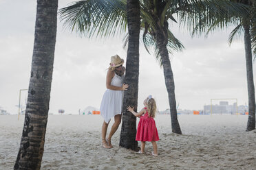 Brasilien, Rio de Janeiro, Mutter und Tochter spielen am Strand der Copacabana - MAUF000258