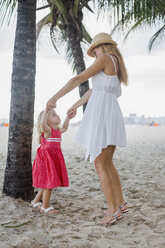 Brasil, Rio de Janeiro, mother and daughter playing on Copacabana beach - MAUF000259