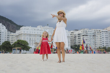 Brasilien, Rio de Janeiro, Mutter und Tochter am Strand der Copacabana - MAUF000262