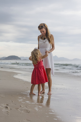 Brasilien, Rio de Janeiro, Mutter und Tochter am Strand der Copacabana, lizenzfreies Stockfoto
