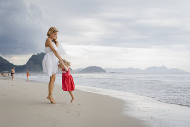 Brasil, Rio de Janeiro, mother and daughter on Copacabana beach - MAUF000274