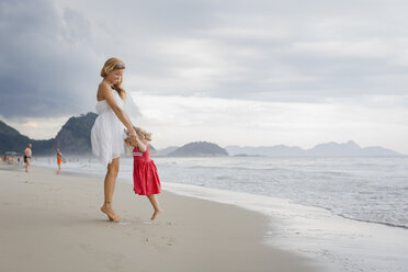 Brasilien, Rio de Janeiro, Mutter und Tochter am Strand der Copacabana - MAUF000274