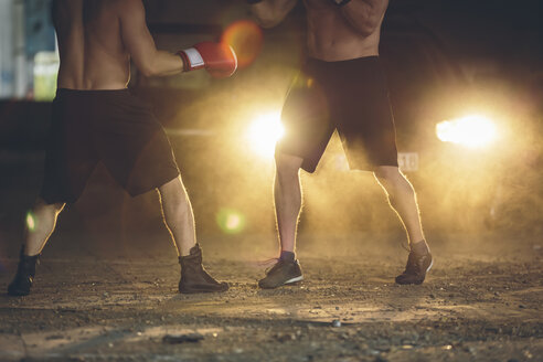 Zwei Boxer kämpfen in einer verlassenen Fabrik - MADF000836