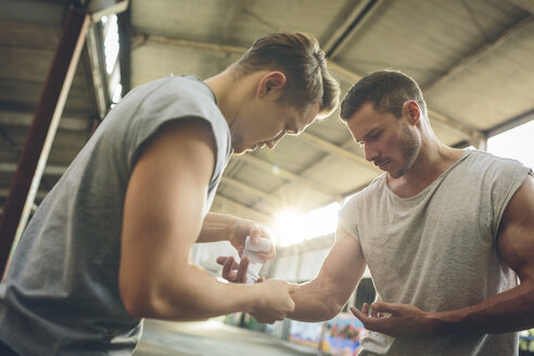 Boxers Hand wird bandagiert - MADF000839