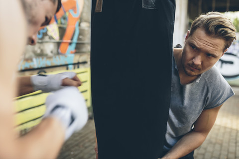 Boxer trainiert am Sandsack, lizenzfreies Stockfoto