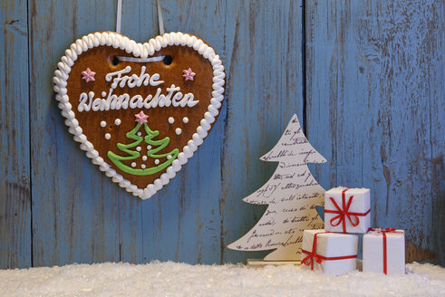 Kunstschnee, Weihnachtsdekoration und Lebkuchenherz vor Holzwand - LBF001405