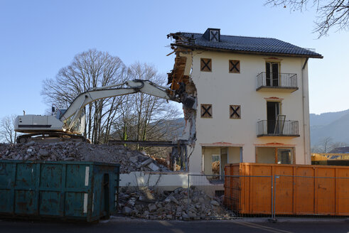 Germany, Bad Heilbrunn, demolishing of a house - LBF001407