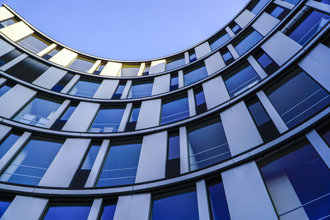 Deutschland, Hamburg, Teil der Fassade eines modernen Bürogebäudes, lizenzfreies Stockfoto