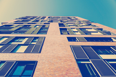 Deutschland, Hamburg, Teil der Fassade eines modernen Gebäudes von unten gesehen, lizenzfreies Stockfoto