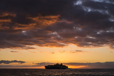 Spanien, Teneriffa, Schiff auf dem Meer bei Sonnenuntergang - SIPF000236