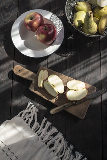 In Scheiben geschnittener Apfel auf Holzbrett - DEGF000680