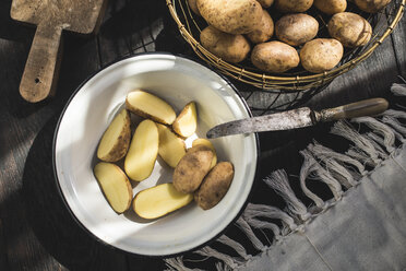 Enamel bowl of sliced raw potatoes - DEGF000682