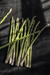 Grüner Spargel auf dunklem Holz - DEGF000684