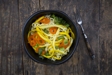 Soba noodles, yellow zucchini, mini pepper and spring onion in bowl - LVF004612