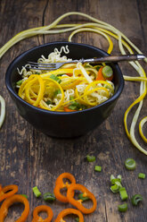 Soba noodles, yellow zucchini, mini pepper and spring onion in bowl - LVF004613