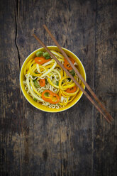 Soba-Nudeln, gelbe Zucchini, Mini-Paprika und Frühlingszwiebeln in Schüssel, Stäbchen - LVF004614