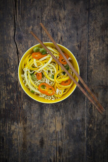 Soba-Nudeln, gelbe Zucchini, Mini-Paprika und Frühlingszwiebeln in Schüssel, Stäbchen - LVF004614