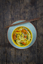 Soba noodles, yellow zucchini, mini pepper and spring onion in bowl, chopsticks - LVF004615