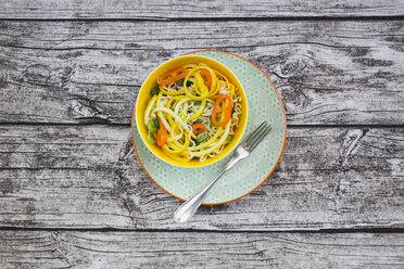 Soba-Nudeln, gelbe Zucchini, Mini-Paprika und Frühlingszwiebeln in Schüssel - LVF004616