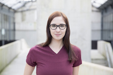 Portrait of smiling young woman wearing glasses - FMKF002482