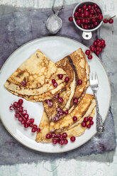 Crepes with red currents on plate - SBDF002698