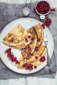 Crepes mit roten Strömen auf Teller - SBDF002698