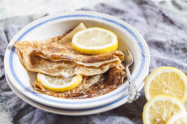 Crepes mit Zitronenscheiben, bestreut mit Puderzucker - SBDF002700