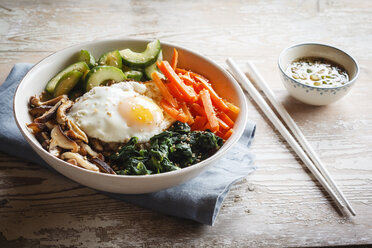 Vegetarische koreanische Reisschale mit Pilzen, Spinat, Gurken, Karotten und Spiegelei - EVGF002835