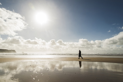 Frankreich, Bretagne, Finistere, Halbinsel Crozon, Frau beim Spaziergang am Strand, lizenzfreies Stockfoto