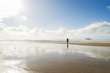 Frankreich, Bretagne, Finistere, Halbinsel Crozon, Frau beim Spaziergang am Strand - UUF006703