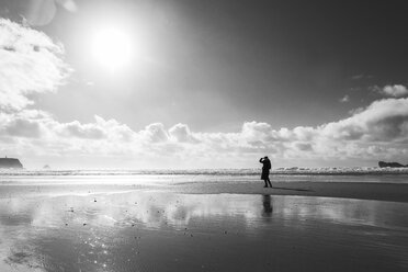 Frankreich, Bretagne, Finistere, Halbinsel Crozon, Frau am Strand - UUF006704