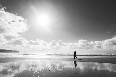 Frankreich, Bretagne, Finistere, Halbinsel Crozon, Frau beim Spaziergang am Strand, lizenzfreies Stockfoto
