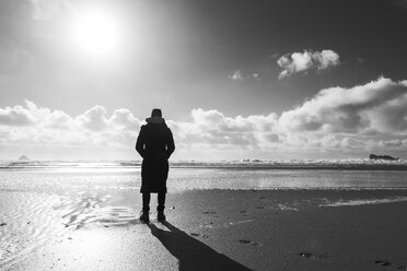 Frankreich, Bretagne, Finistere, Halbinsel Crozon, Frau steht am Strand - UUF006706