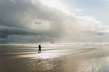 Frankreich, Bretagne, Finistere, Halbinsel Crozon, Frau beim Spaziergang am Strand - UUF006710
