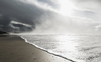 Frankreich, Bretagne, Finistere, Halbinsel Crozon, Welle am Strand - UUF006713