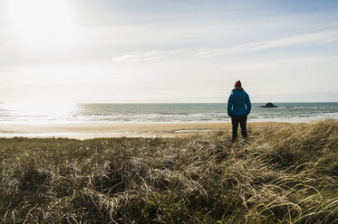 Frankreich, Bretagne, Finistere, Halbinsel Crozon, Frau steht an der Küste - UUF006734