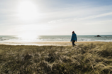 Frankreich, Bretagne, Finistere, Halbinsel Crozon, Frau beim Spaziergang an der Küste - UUF006735