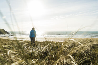 France, Bretagne, Finistere, Crozon peninsula, woman standing at the coast - UUF006737