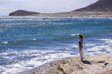 Spanien, Teneriffa, Frau am Strand - SIPF000241