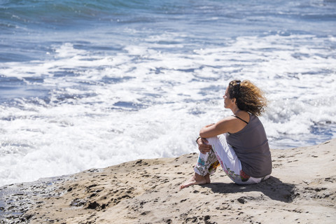 Spanien, Teneriffa, Frau am Strand, lizenzfreies Stockfoto