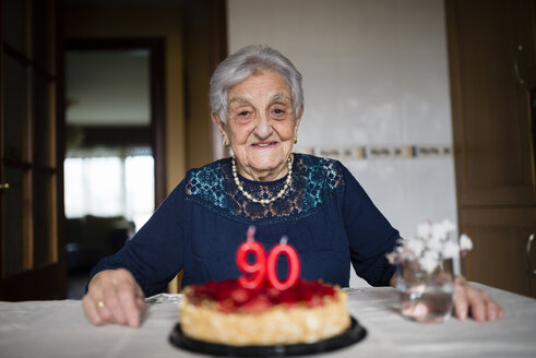 Porträt einer älteren Frau, die ihren neunzigsten Geburtstag feiert - RAEF000927